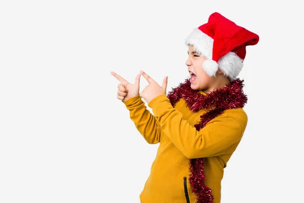 모자를 복사본을 손가락으로 가리키며 크리스마스 축하하고 소년은 갈망을 표현하고 있습니다 — 스톡 사진