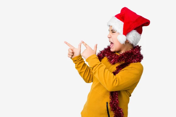 Kleine Jongen Viert Kerst Dag Het Dragen Van Een Kerstman — Stockfoto