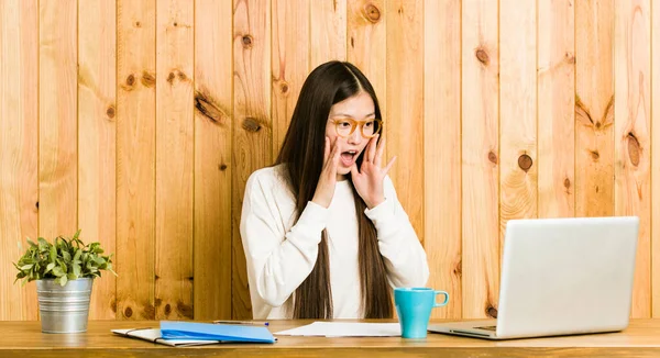 Jovem Chinesa Estudando Sua Mesa Grita Alto Mantém Olhos Abertos — Fotografia de Stock