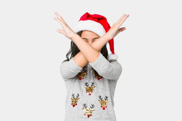 Niña Celebrando Día Navidad Manteniendo Dos Brazos Cruzados Concepto Negación — Foto de Stock