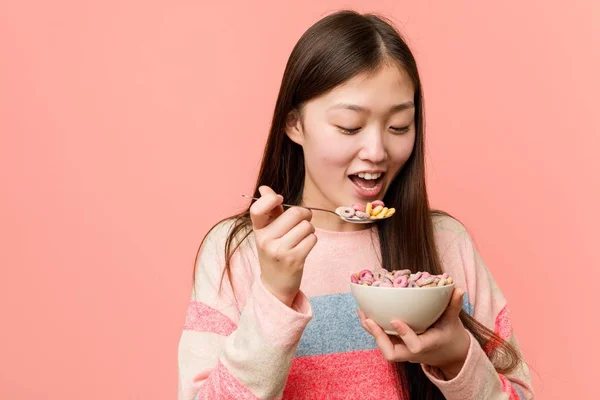 Jonge Aziatische Vrouw Het Houden Van Een Granen Bowl — Stockfoto