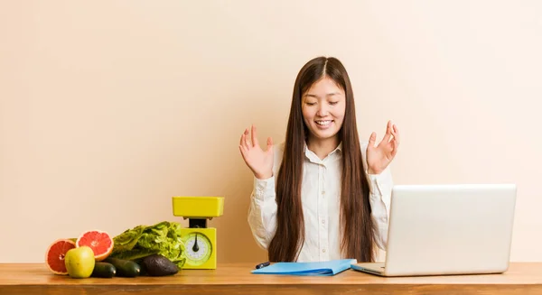 Jovem Nutricionista Mulher Chinesa Trabalhando Com Seu Laptop Alegre Rindo — Fotografia de Stock