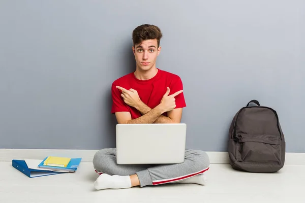 Jonge Student Man Zittend Zijn Huis Vloer Met Een Laptop — Stockfoto