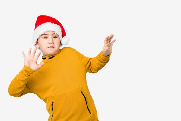 Lille Dreng Fejrer Juledag Iført Julemandshat Isoleret Bliver Chokeret Grund - Stock-foto