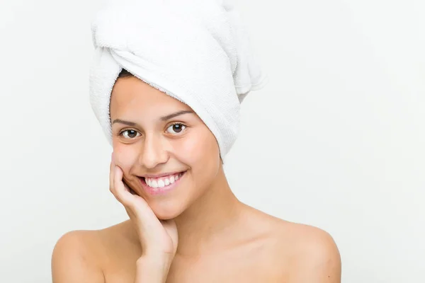 Close Beautiful Natural Hispanic Young Woman Towel Her Head — Stock Photo, Image