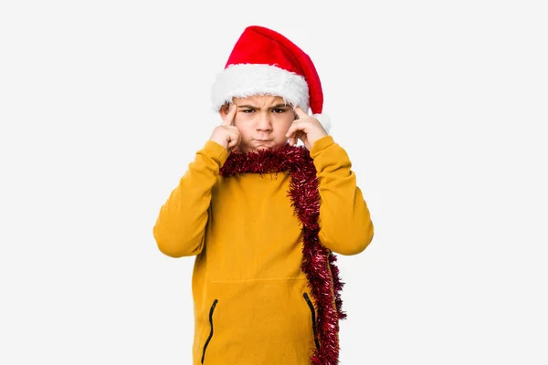 Menino Comemorando Dia Natal Usando Chapéu Papai Noel Isolado Focado — Fotografia de Stock