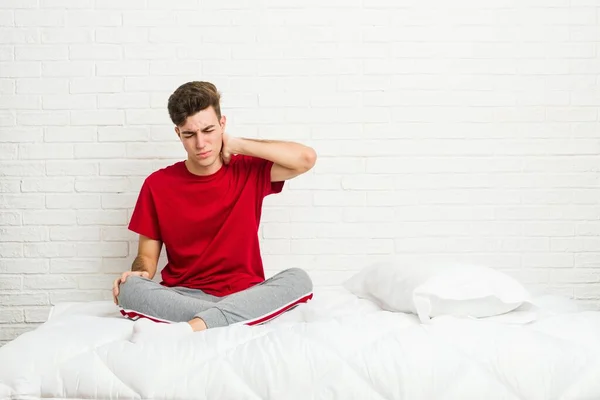 Yatakta Oturan Genç Bir Öğrenci Sabit Yaşam Tarzından Dolayı Boyun — Stok fotoğraf