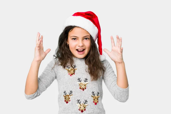 Menina Comemorando Dia Natal Recebendo Uma Agradável Surpresa Animado Levantando — Fotografia de Stock