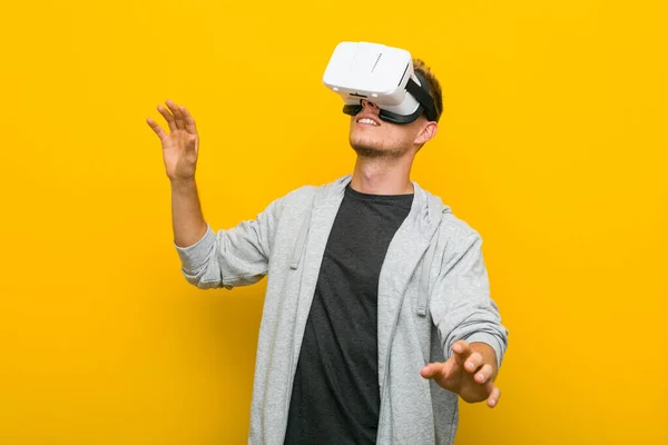 Joven Hombre Caucásico Usando Gafas Realidad Virtual —  Fotos de Stock