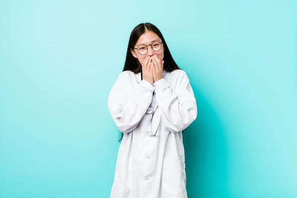 중국의 의사는 무엇인가에 웃으면서 손으로 — 스톡 사진