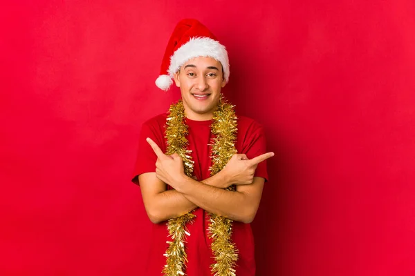 Jovem Dia Natal Aponta Para Lado Está Tentando Escolher Entre — Fotografia de Stock