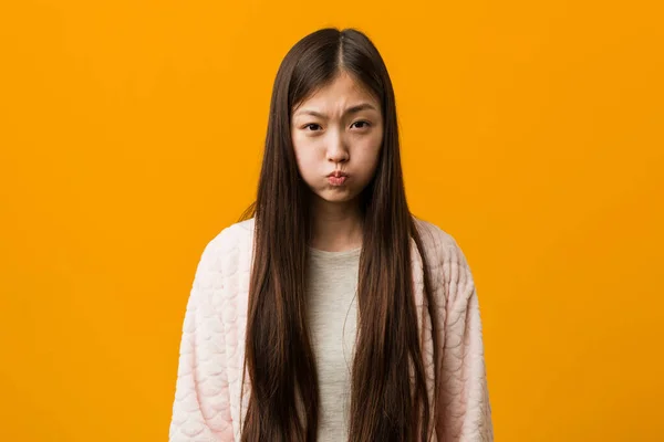 Joven Mujer China Pijama Sopla Mejillas Tiene Expresión Cansada Concepto —  Fotos de Stock