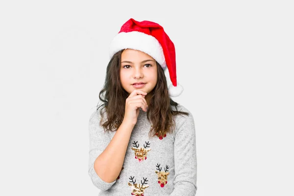 Маленька Дівчинка Святкує Різдвяний День Посміхаючись Щасливо Впевнено Торкаючись Підборіддя — стокове фото
