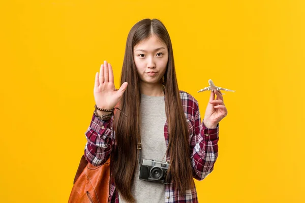 Jovem Mulher Asiática Segurando Ícone Avião Com Mão Estendida Mostrando — Fotografia de Stock