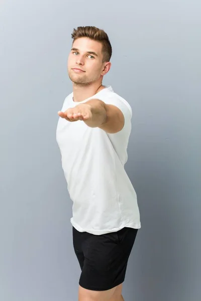 Fiatal kaukázusi ember gyakorló jóga beltéri — Stock Fotó