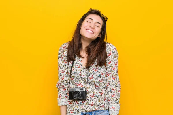 Junge Brünette Reisende Frau Lacht Und Schließt Die Augen Fühlt — Stockfoto