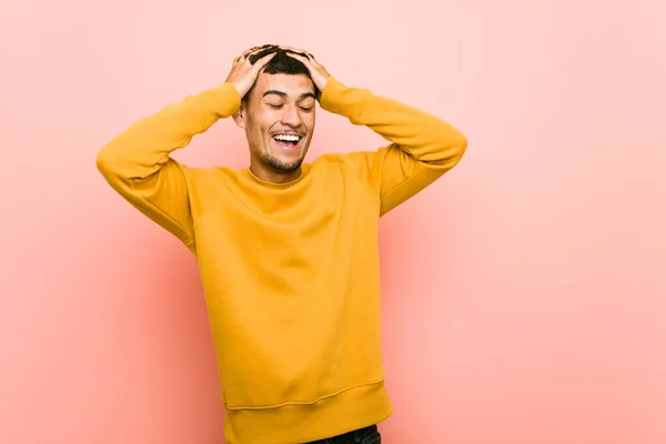 Joven Hispano Ríe Alegremente Manteniendo Las Manos Cabeza Concepto Felicidad —  Fotos de Stock