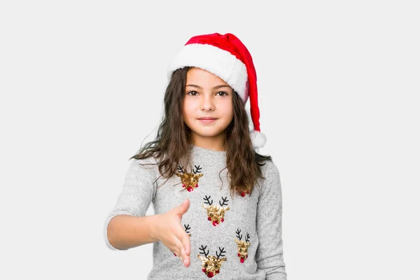 Menina Comemorando Dia Natal Esticando Mão Câmera Gesto Saudação — Fotografia de Stock