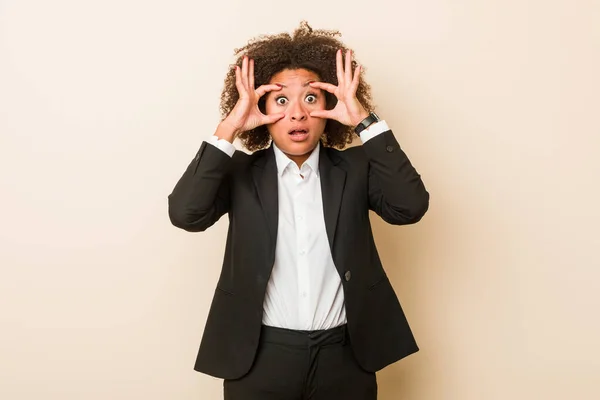 Junge Unternehmerische Afrikanisch Amerikanische Frau Die Die Augen Offen Hält — Stockfoto