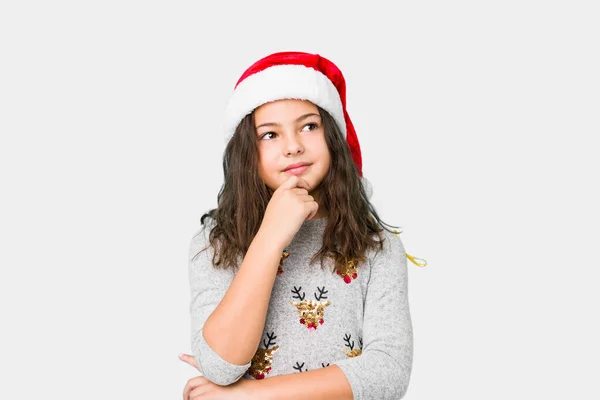 Menina Comemorando Dia Natal Olhando Para Lados Com Expressão Duvidosa — Fotografia de Stock