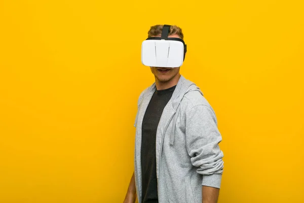 Joven Hombre Caucásico Usando Gafas Realidad Virtual —  Fotos de Stock