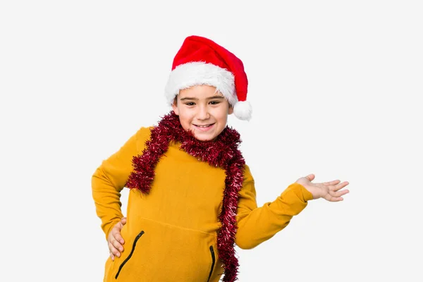 Küçük Çocuk Noel Baba Şapkası Takmış Avucunun Içinde Bir Fotokopi — Stok fotoğraf