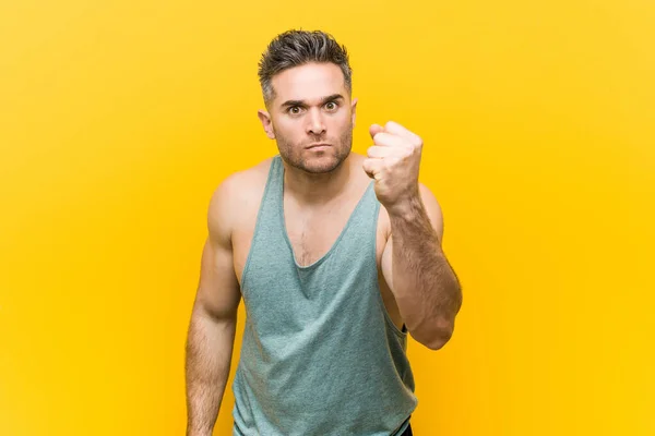 Mladý Fitness Muž Žlutém Pozadí Ukazující Pěst Kameru Agresivní Výraz — Stock fotografie
