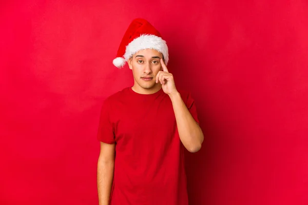 Jovem Dia Natal Apontando Templo Com Dedo Pensando Focado Uma — Fotografia de Stock