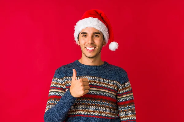 Молодий Чоловік Різдвяний День Голосно Сміється Тримаючи Руку Грудях — стокове фото