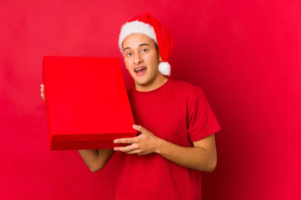 Młody Człowiek Trzyma Prezent Boże Narodzenie — Zdjęcie stockowe