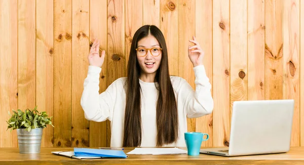 Jovem Chinesa Estudando Sua Mesa Recebendo Uma Agradável Surpresa Animado — Fotografia de Stock