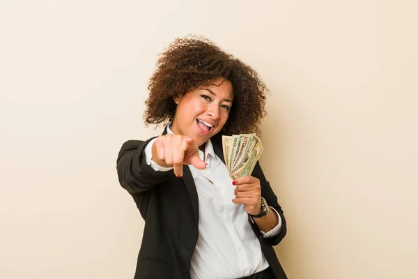 Young African American Woman Holding Dollars Cheerful Smiles Pointing Front — Stock Photo, Image