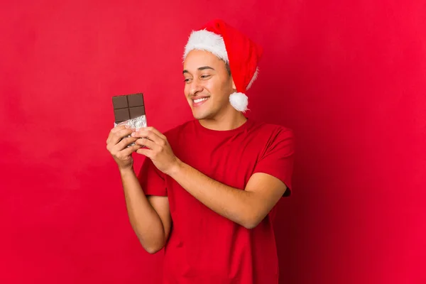 Junger Mann Hält Ein Geschenk Weihnachten Der Hand — Stockfoto