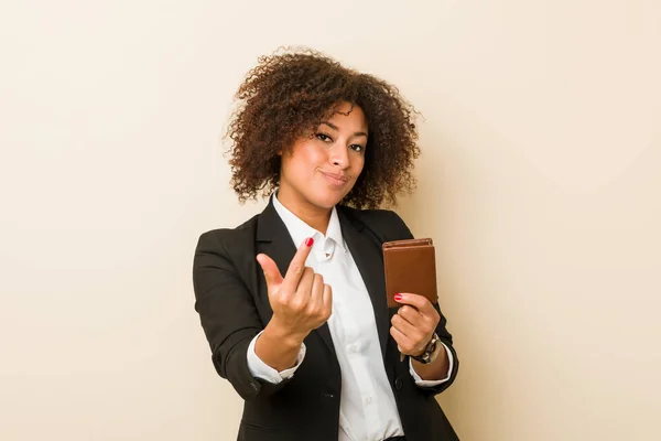 Ung Afrikansk Amerikansk Kvinna Håller Plånbok Pekar Med Fingret Dig — Stockfoto