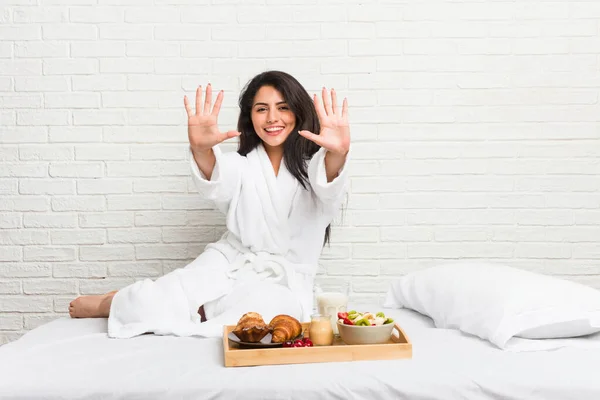 Jonge Bochtige Vrouw Het Nemen Van Een Ontbijt Het Bed — Stockfoto