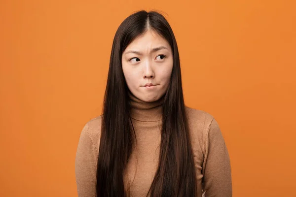 Junge Hübsche Chinesin Verwirrt Fühlt Sich Zweifelhaft Und Unsicher — Stockfoto