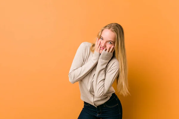 Rozkošný Kavkazský Teenager Který Stojí Oranžovém Pozadí — Stock fotografie