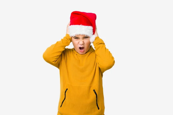 Ένα Μικρό Αγόρι Γιορτάζει Χριστούγεννα Φορώντας Ένα Καπέλο Σάντα Απομονωμένο — Φωτογραφία Αρχείου