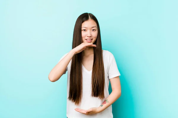 Ung Söt Kinesisk Kvinna Håller Något Med Båda Händerna Produktpresentation — Stockfoto