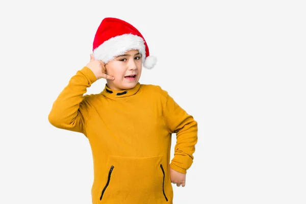 Mały Chłopiec Świętujący Boże Narodzenie Odizolowanym Kapeluszu Mikołaja Pokazujący Gest — Zdjęcie stockowe