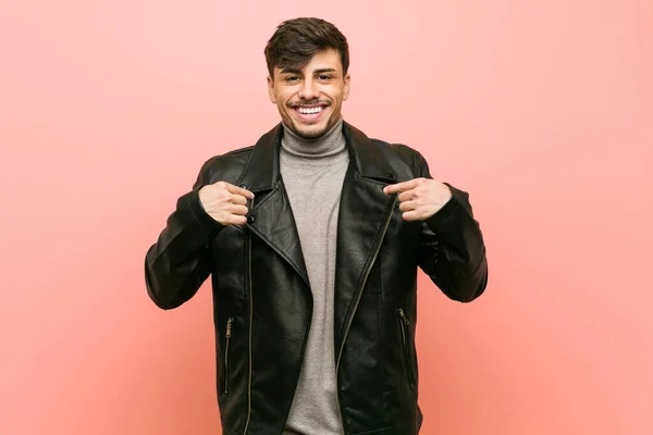 Junger Hispanischer Mann Lederjacke Überrascht Mit Erhobenem Zeigefinger Breit Lächelnd — Stockfoto