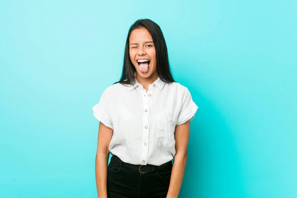 Ung Latinamerikansk Cool Kvinna Mot Blå Vägg Rolig Och Vänlig — Stockfoto