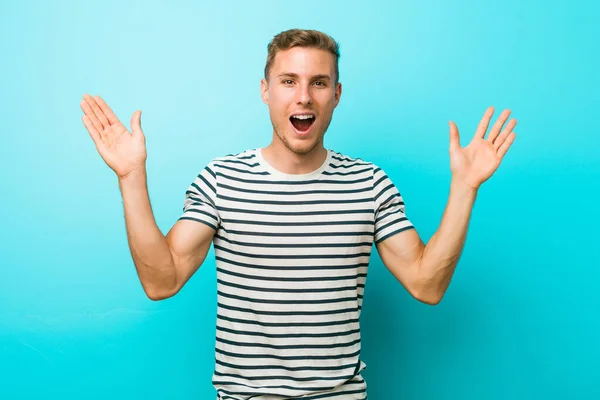 Jeune Homme Caucasien Contre Mur Bleu Recevant Une Agréable Surprise — Photo