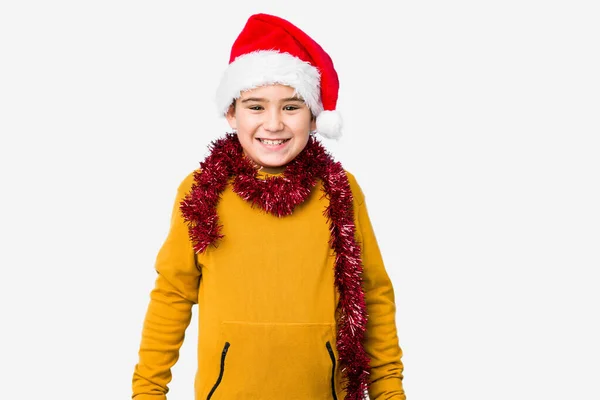 Маленький Мальчик Празднует Рождество Шляпе Санты Изолированной Счастливой Улыбающейся Веселой — стоковое фото