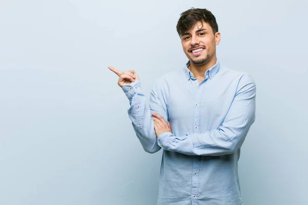 Joven Hombre Negocios Hispano Sonriendo Alegremente Señalando Con Dedo Índice — Foto de Stock