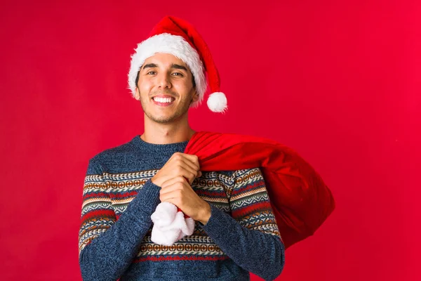 Молодий чоловік тримає подарунок на Різдво — стокове фото