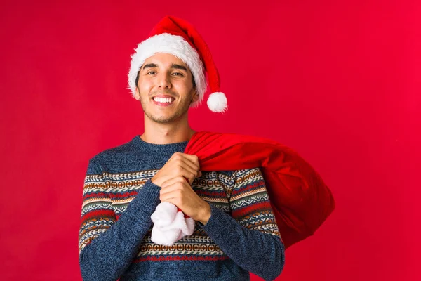 Jovem segurando um presente no dia de Natal — Fotografia de Stock