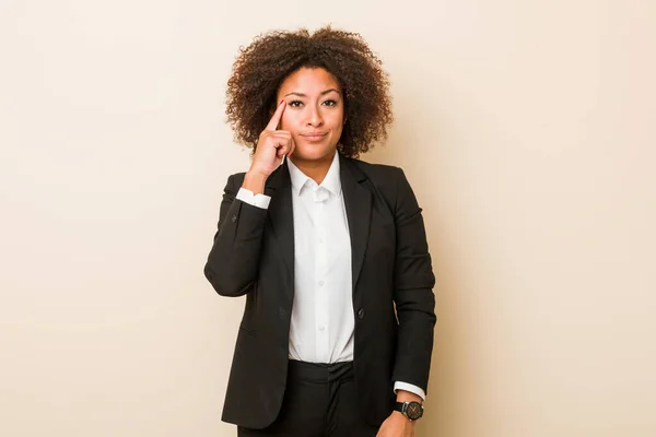 Jovem Empresária Afro Americana Apontando Templo Com Dedo Pensando Focado — Fotografia de Stock