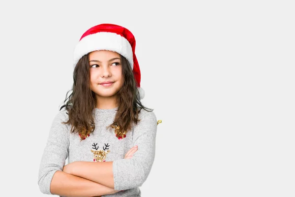 小女孩在庆祝圣诞节的时候 双手交叉 自信地微笑着 — 图库照片