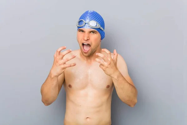 Jovem Nadador Profissional Chateado Gritando Com Mãos Tensas — Fotografia de Stock